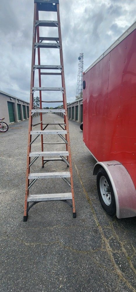 Husky 10' Fiderglass Step Ladder 