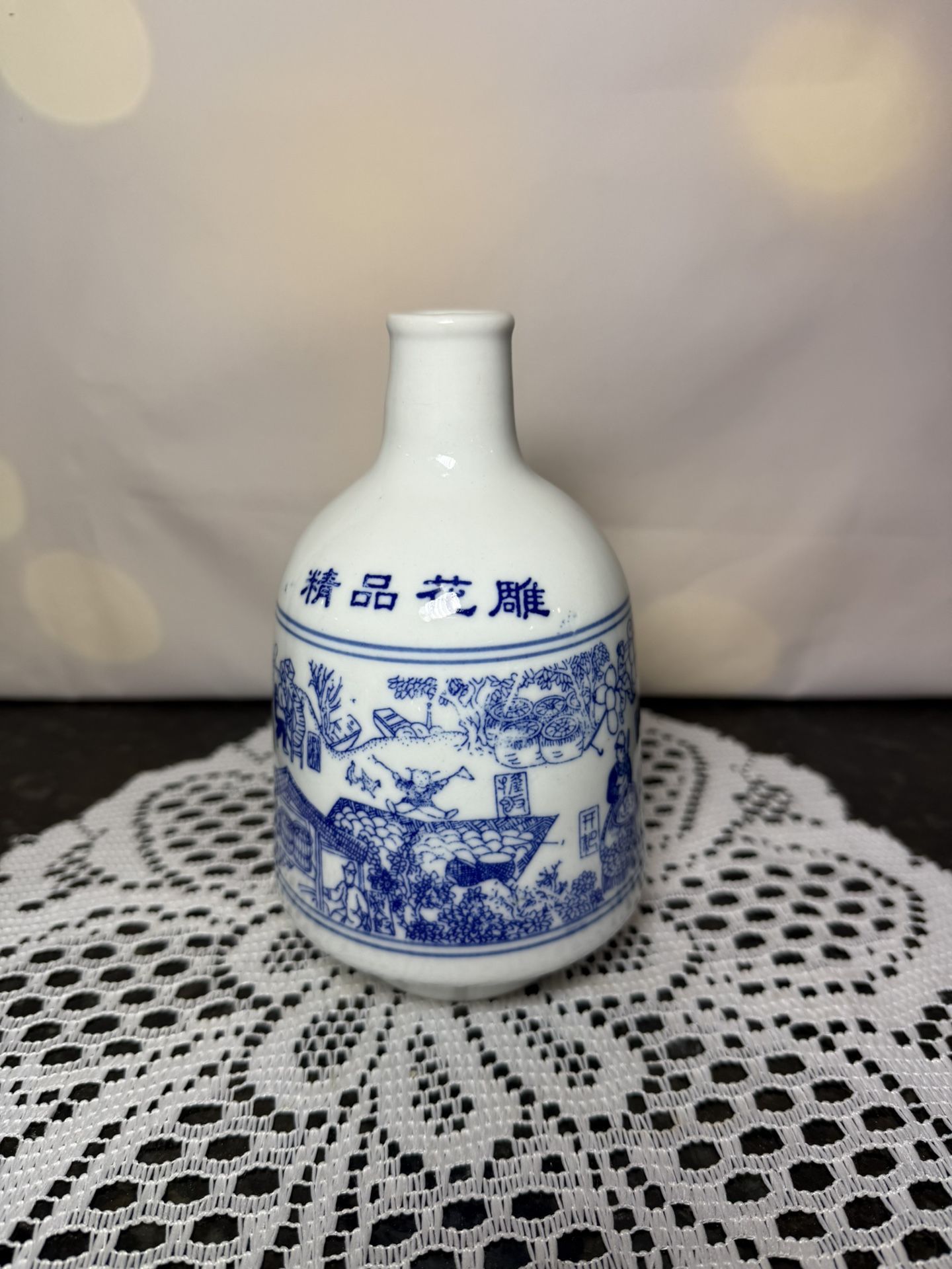 Chinese Blue and white antique scene porcelain empty bottle