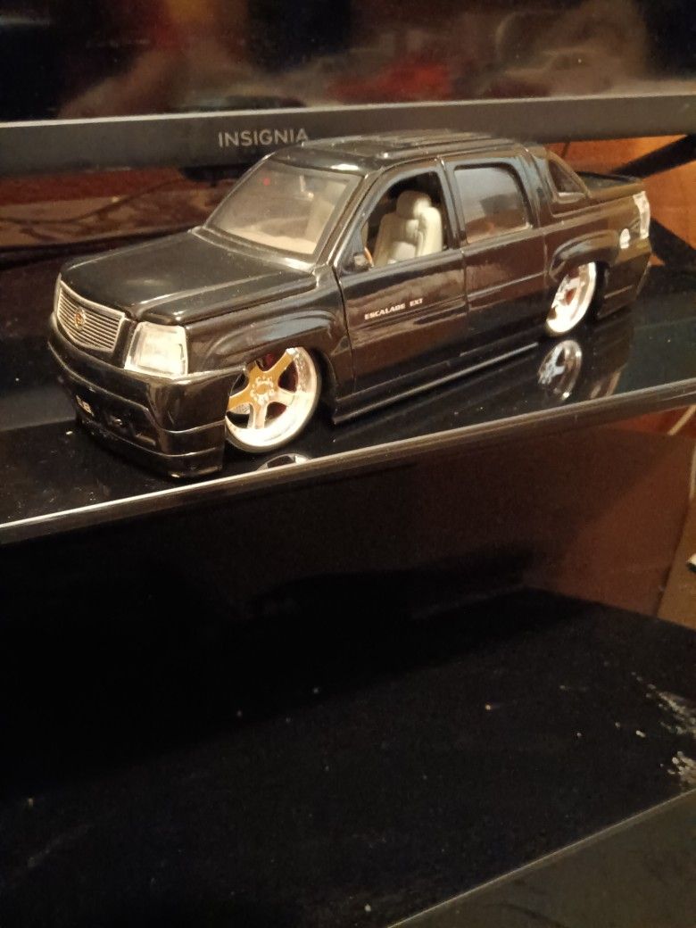 Cadillac EXT In Scale 1/24
