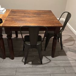 Table W 4 Chairs 