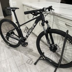 2023 Trek Marlin 29er MTB Size MEDIUM 2x8 Speed 