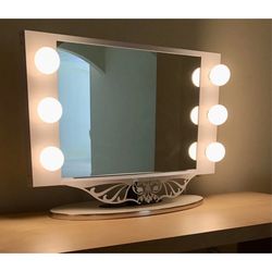 VANITY GIRL HOLLYWOOD STARLET LIGHTED VANITY MIRROR