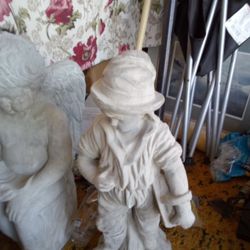 Statue New Boy with hat