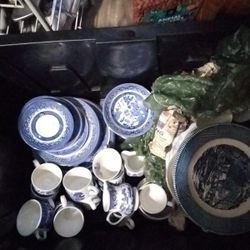 state  sale kitchen  wear   and  toys 🧸  collectible  Japanese plates set 🍽  ☕️ cups 