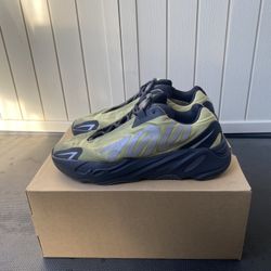 Yeezy 700 Mnvn 