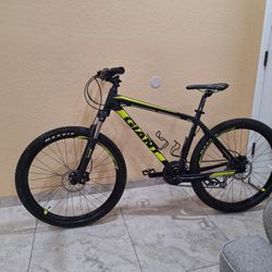 GIANT TALON 3 MOUNTAIN BIKE 27.5 INCH LIKE NEW ( CHECK MY OTHER BIKES)