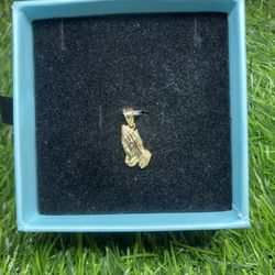 10k Gold Praying Hands Pendant 