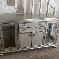 Accent cabinet
