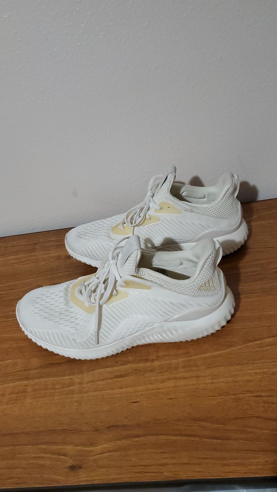 Mens Size 9.5. White Adidas AlphaBounce.