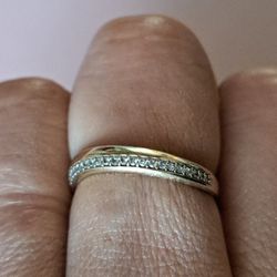 Anillo De Oro De 10k Con Piedras Chicas En El Frente