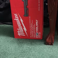milwaukee caulking gun
