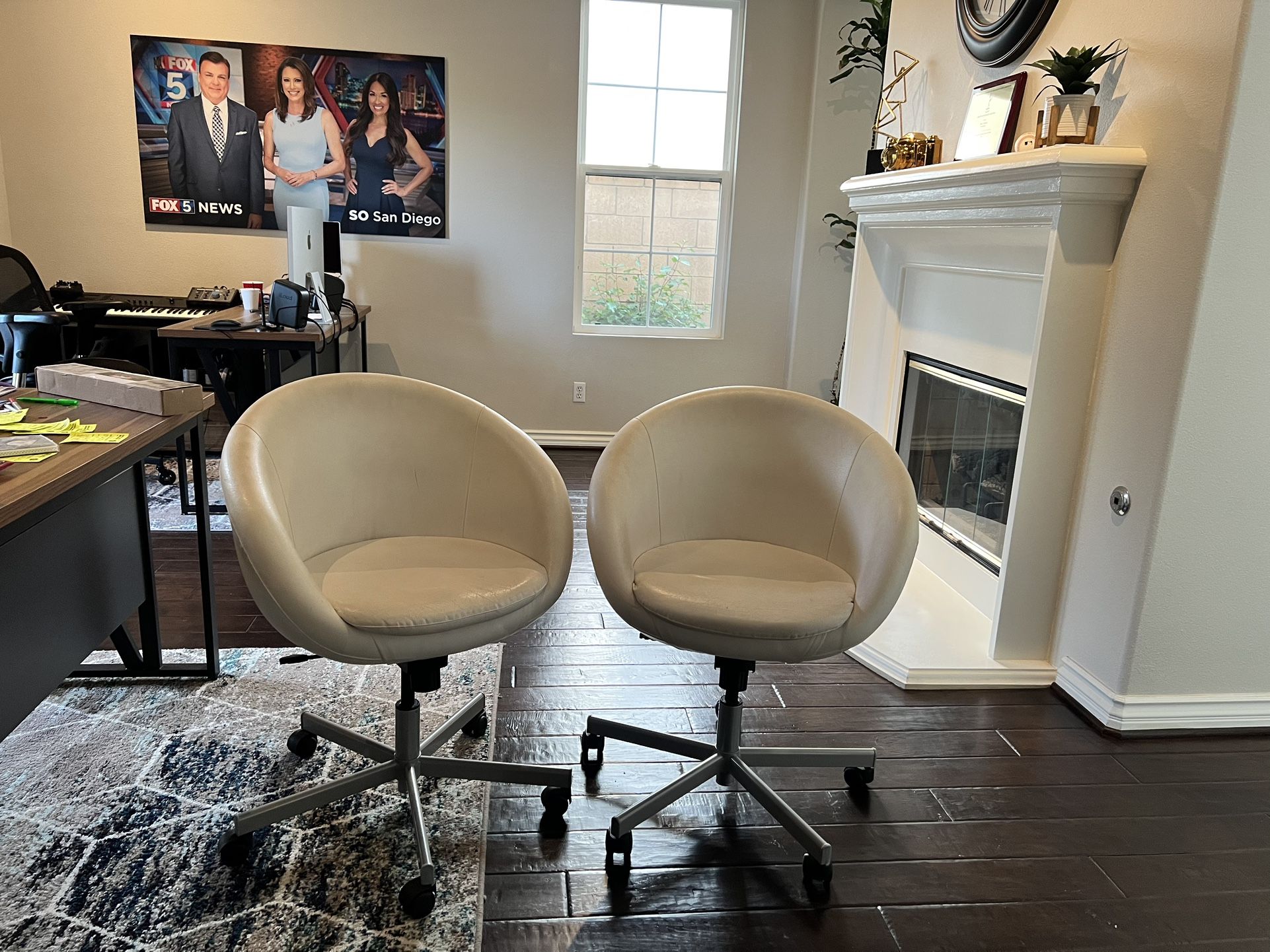 IKEA SKRUVSTA White Eggy Swivel Chairs Pair 