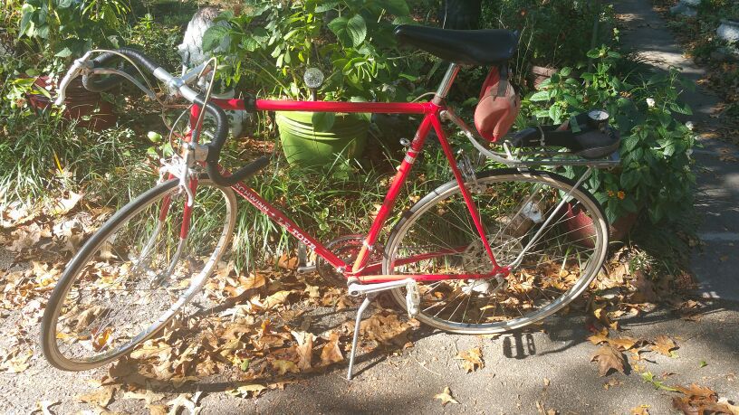 Men's Red Vintage 1974 Schwinn Le Tour Bicycle touring Bike