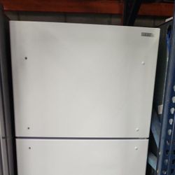 Insignia Top Freezer Refrigerator White 30 Wide New 