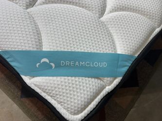 DreamCloud Premier Queen Mattress - LIKE NEW! Delivery Available