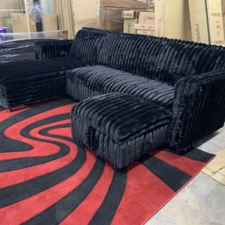 $1100 Brand New  Sectional With Ottoman (read description below)