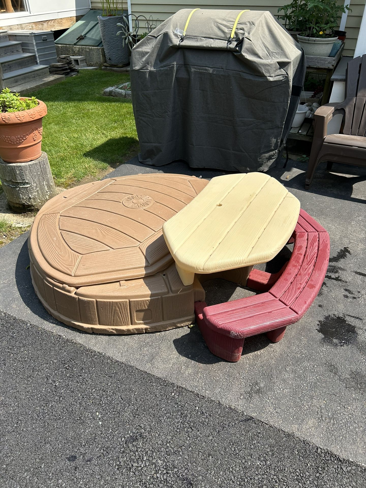 Step2 Summertime Play Center and Brown Plastic Sandbox for Kids with Cover Picnic Table