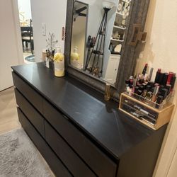 Dresser With Mirror 