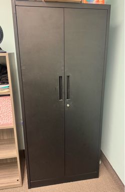 Locking cabinet