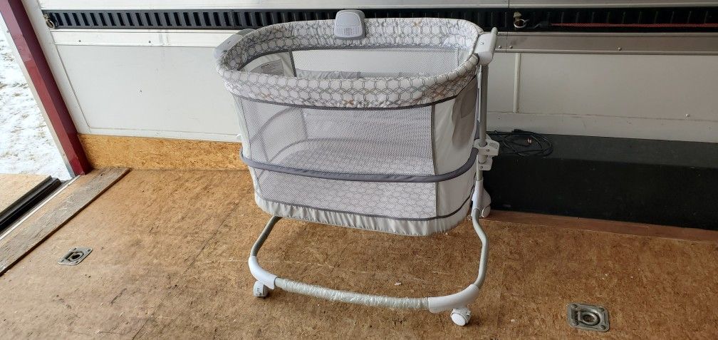 Integrity Adjustable Baby Crib Bassinet. Delivery Available