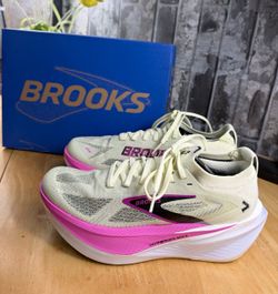 Brooks Hyperion Max 3 Women’s Off-White/Pink/Black Low Top Lace-Up Mesh 8 B