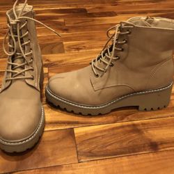 Women’s Boots Size 8