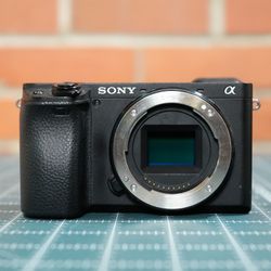 Sony α6400 Camera Kit + Lens + Charger + Batteries