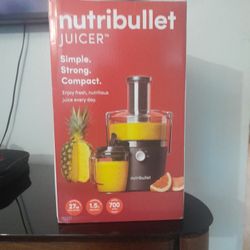 NutriBullet Juicer 700 Watt with 27 oz Juice Pitcher