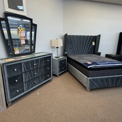 Queen Bedroom Set Closed Out