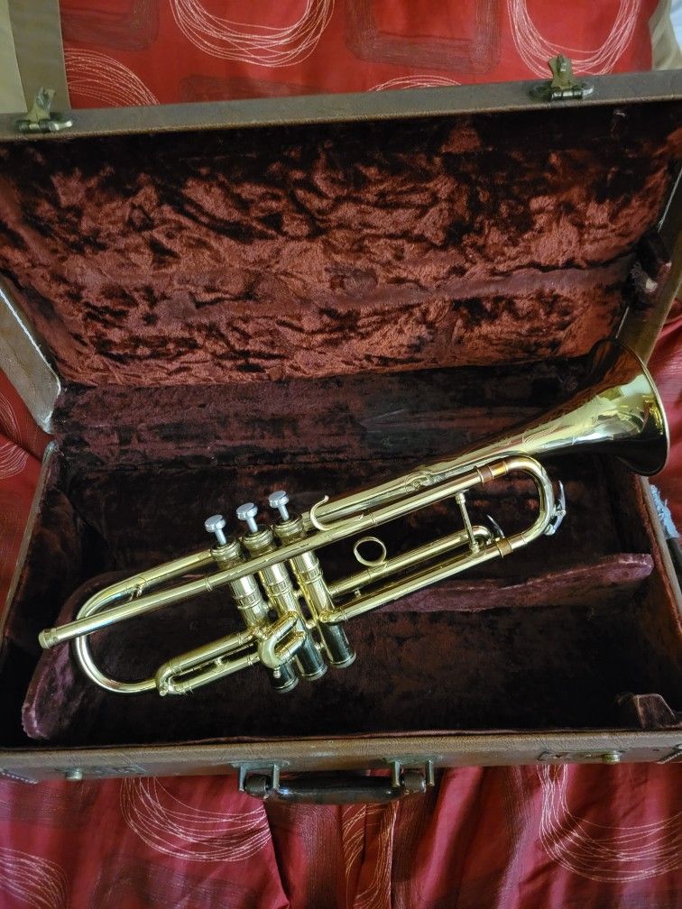 Nice 1949 CG Conn 22B Trumpet (Elkhart) Nicely Engraved