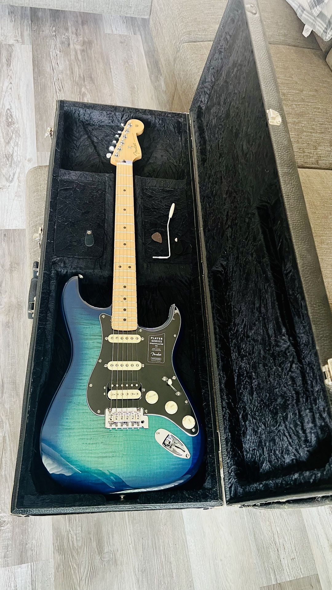 Fender Player II Stratocaster HSS Plus Top Maple Fingerboard Limited-Edition Electric Guitar Blue Burst