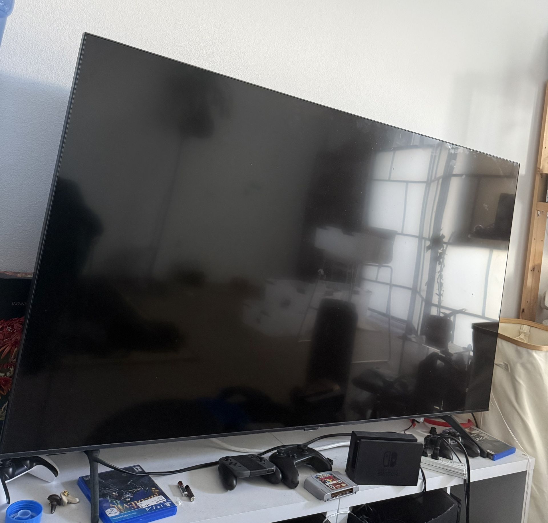 Samsung 65″ Smart 4K TV – Excellent Condition, Minor Crack on Back (UN65TU7000F)
