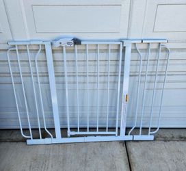 white baby/pet gate