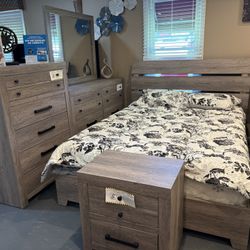 New Queen 5pc Bedroom Set