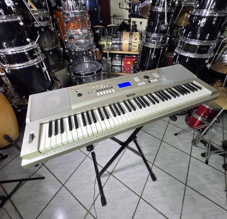 Yamaha Keyboard With Stand !! $240 Or Best Offer !!