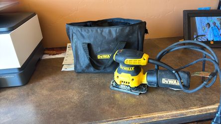DeWalt DWE 6411  Sander with carrying case