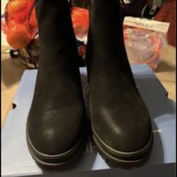 New  Size 9 Ladies Black Boots