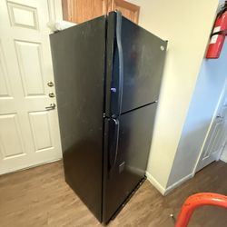 ¡SUPER OFERTÓN!  *REFRIGERADOR WHIRLPOOL* *$175* *EN MUY BUENA CONDICIÓN* *¡POR TIEMPO LIMITADO!* *¡LLÉVELO AHORA!*