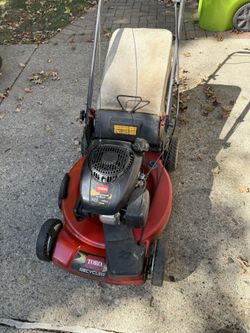 Self propelled lawnmower. Toro 