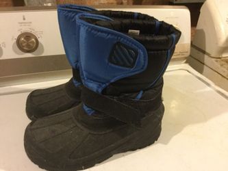 Boys snow boots size 4 hardly worn