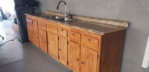 Vendo Todo Este Set De Gabinetes Junto Con El Sink Steeles Still Y El Forman a Todo Junto Por $120 Dollares