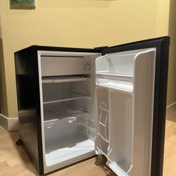 Mini-fridge with Freezer/Ice Tray Space