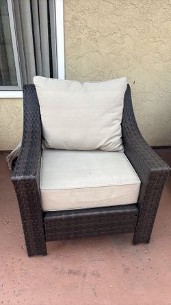 Outdoor chair with cushion