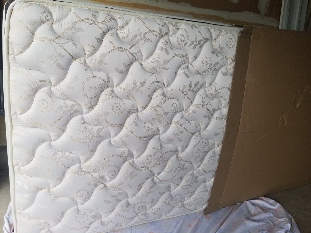 🔥Full Size Denver Mattress Company Mattress-  in box for transport.  In Good Shape! No Stains 🔥