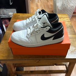 Nikes Air Jordan 1 Low Black And White