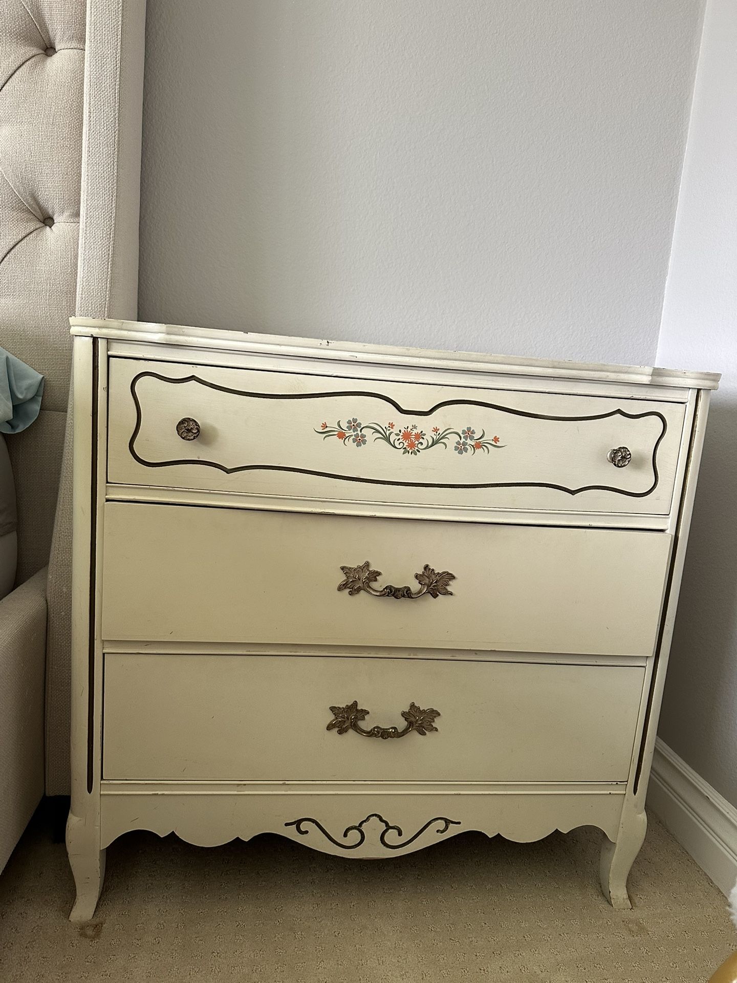 H 31”W32”D19”French Style Girls Bassett Wooden Dovetail 3 Drawer dresser mirror Vintage