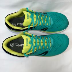 TOPO athletic magnify 4 men’s size 12 1/2 Running shoes like new condition!