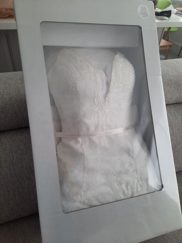 Oleg Cassini Wedding Dress For Sale. Almost New. Only Used For Pictures