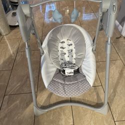 Graco Graco Slim Spaces Compact Baby Swing, Space Saving Portable Bay Swing with Height Adjustable Legs & Soft Toys