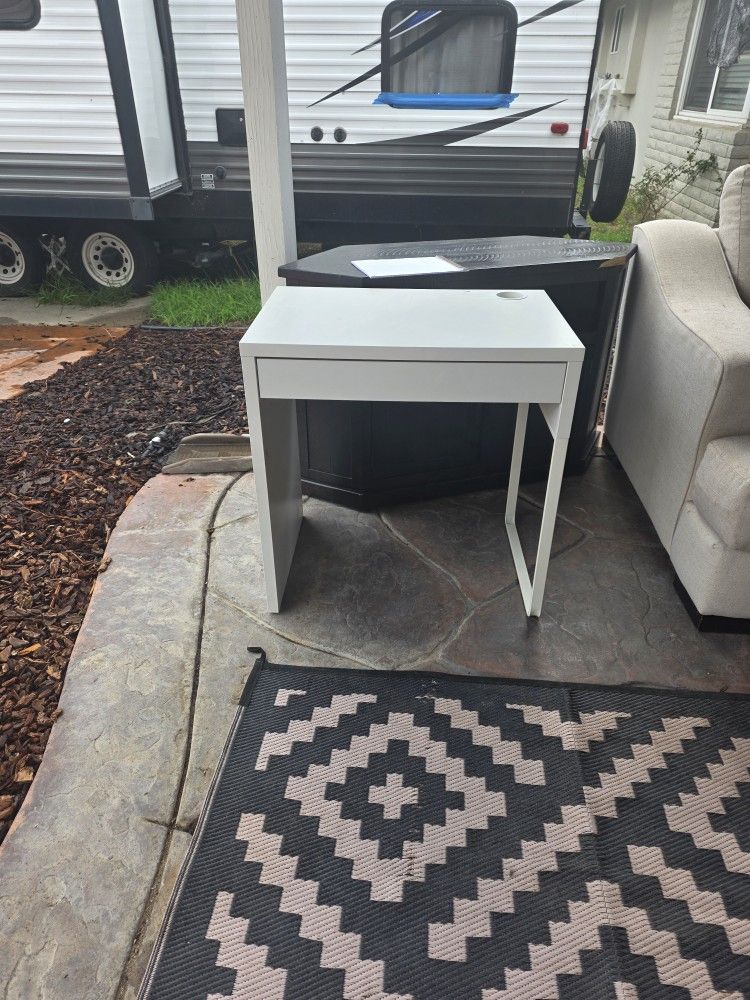 White Modern Small Desk – Minimalist, Perfect for Kids or Small Spaces